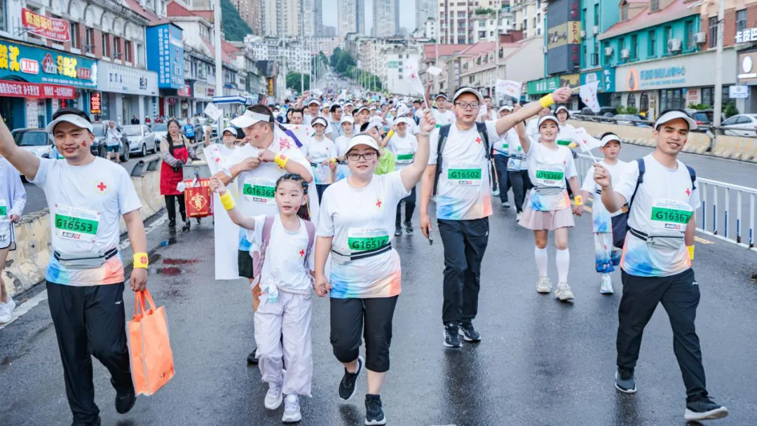 “生命接力·为爱奔跑”:六盘水马拉松公益方阵跑出大爱加速度